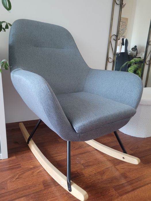 Szary, grafitowy fotel bujany