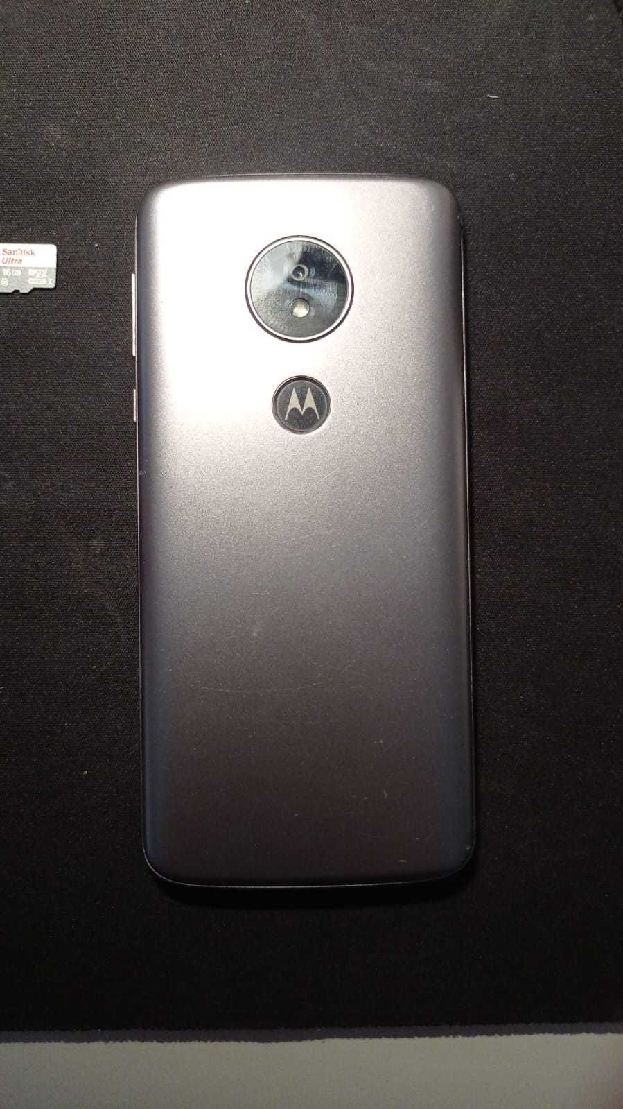 Motorola E5 cinzento e cartão microsd