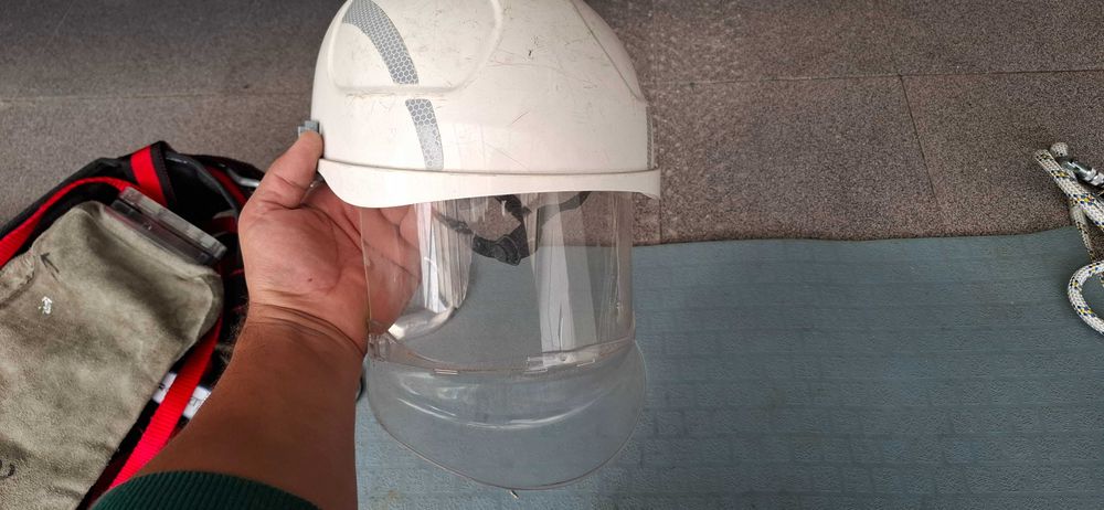 Escada com lanço isolado, escadote, arnes