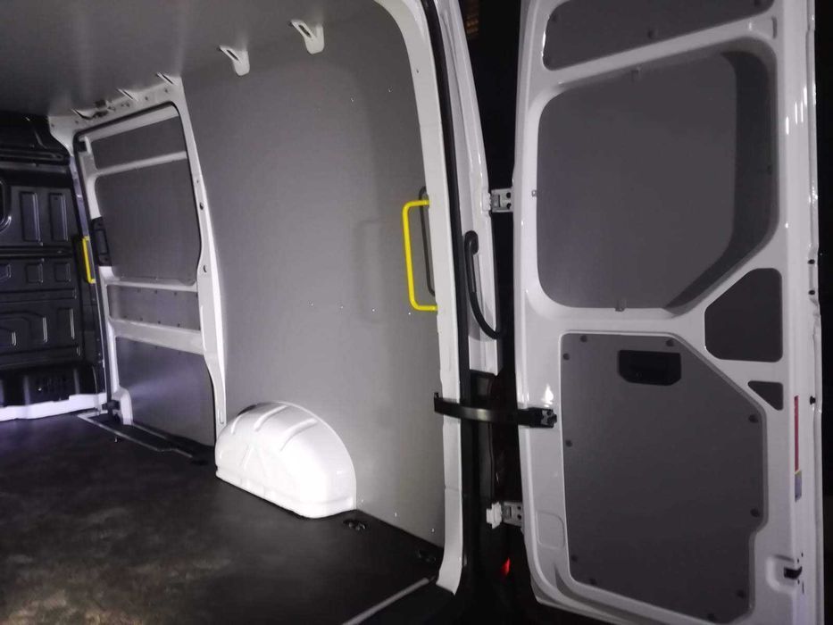 Zabezpieczenie wnętrza paki auta dostawczego VW Crafter L4