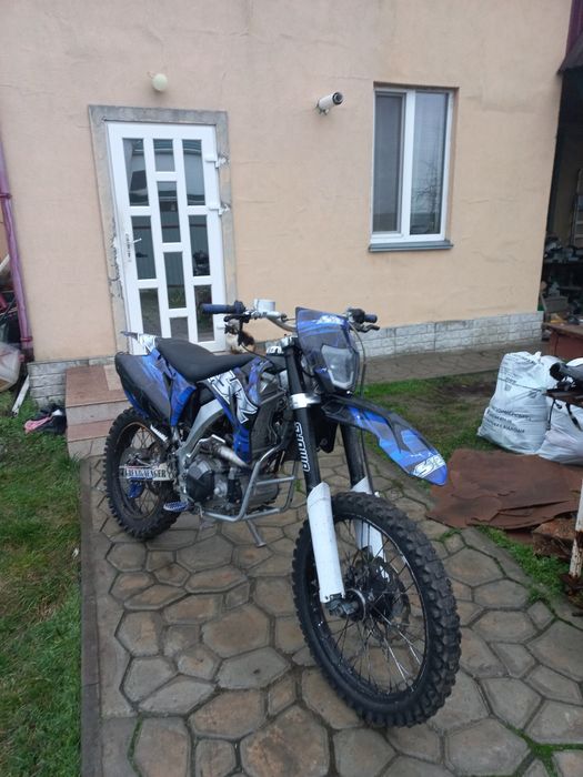 Кастомний мотоцикл зроблений під yamaha