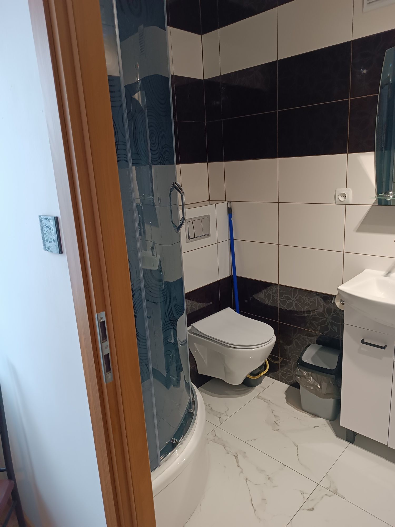 Pokój z łazienką i balkonem.