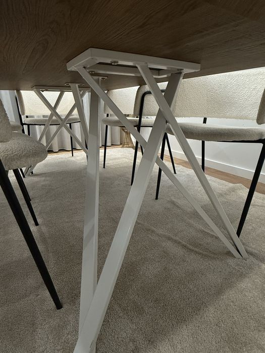 Mesa folheado de madeira com pés metalicos brancos