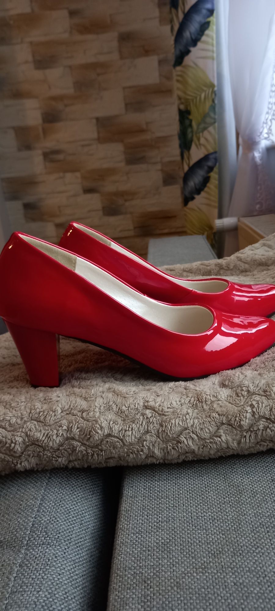 Śliczne czerwone buty rozm 36