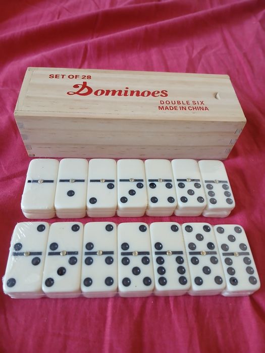 Vendo 28 peças de jogo Domino completo
