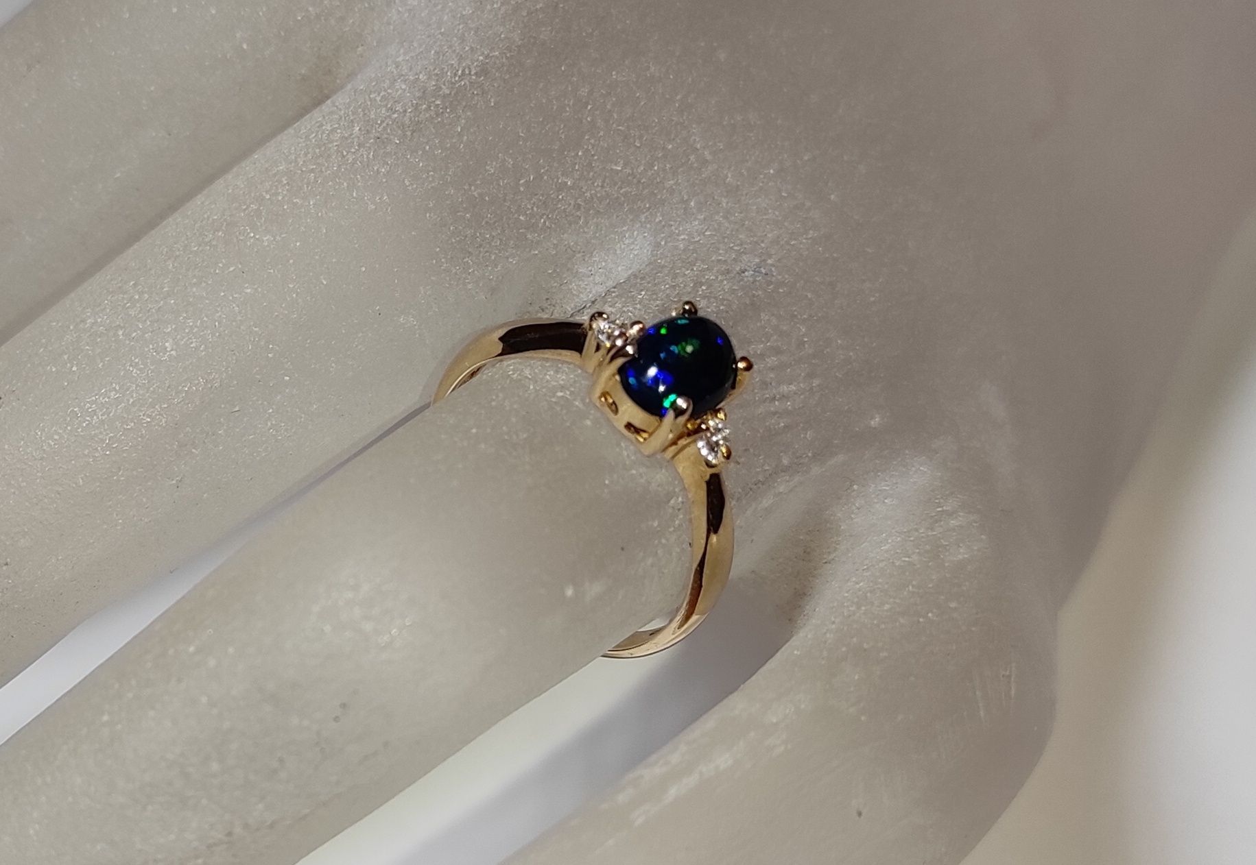 Золотое кольцо с черным опалом и бриллиантами 0,06 карат 16,5 мм НОВОЕ