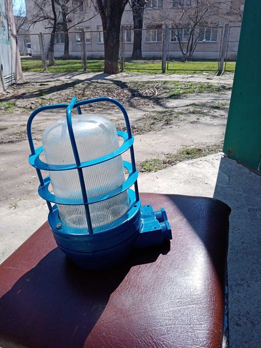 Большой морской фонарь герметичный взрывобезопасный.