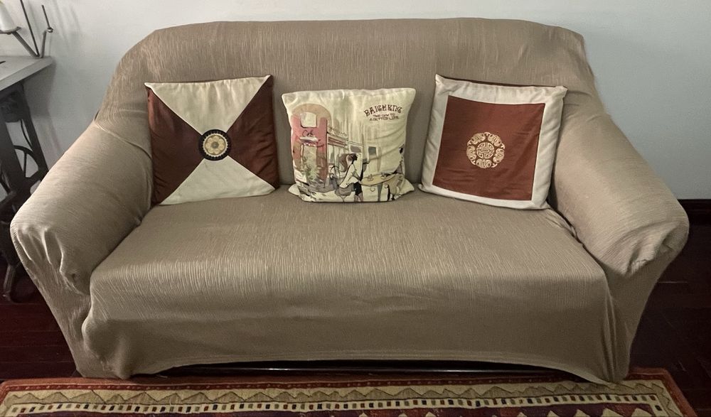 Sofa de 3 lugares antigo com capa