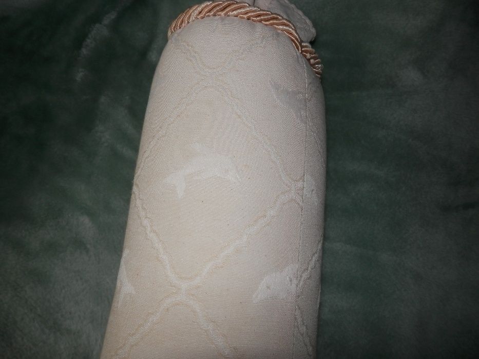 Contorno de berço e colcha com travesseiro