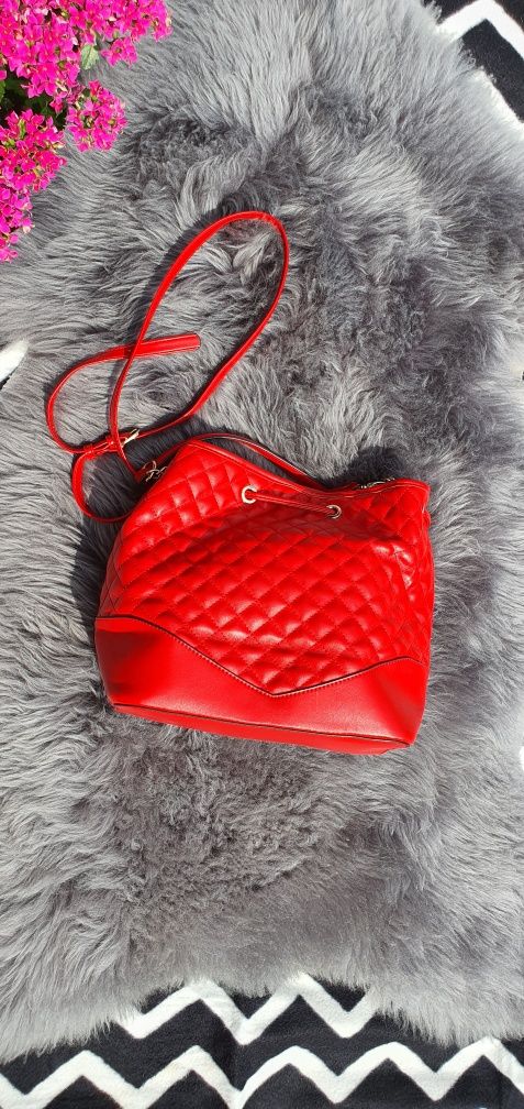 Torebka czerwona Guess oryginalna worek modna super stan