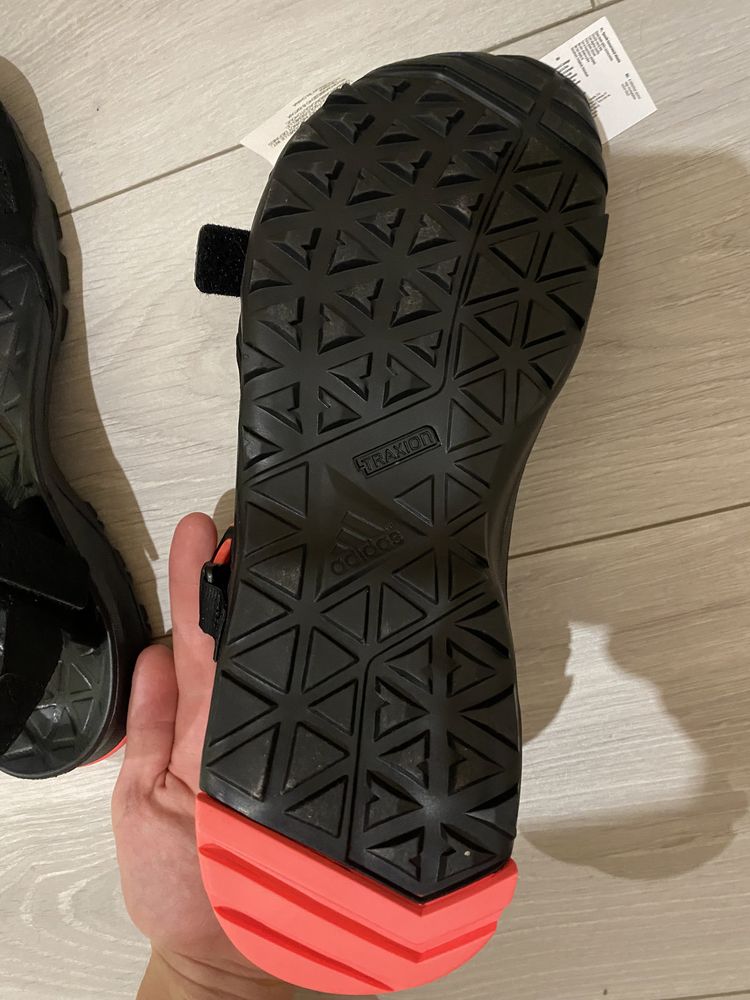 Продам НОВІ чоловічі сандалі ADIDAS