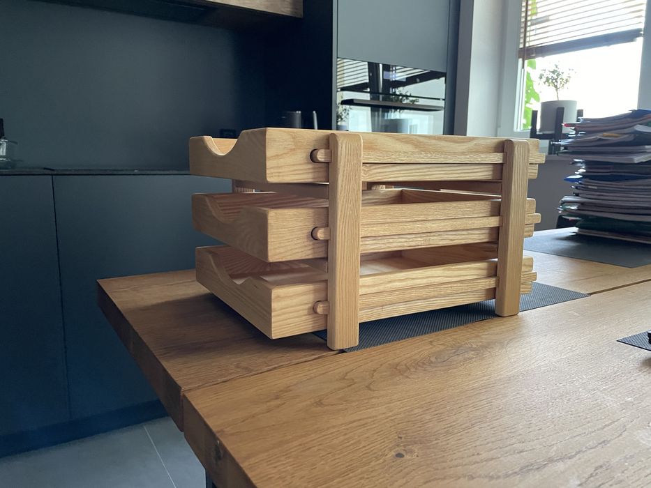 Drewniany organizer z szufladami do biura