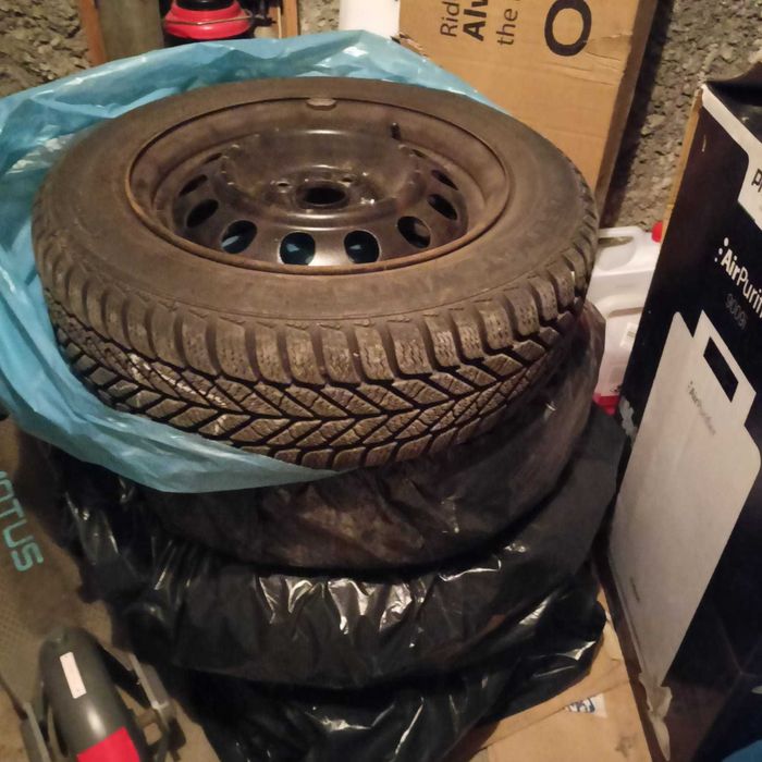 Opony zimowe wraz z felgami do Toyoty Yaris (komplet kół) + kołpaki