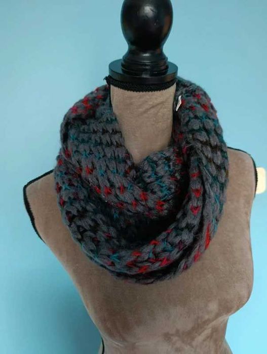 Szaro czerwony pleciony szalik