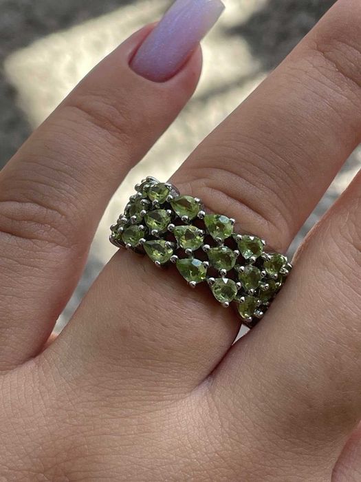 Серебряное кольцо с зеленым перидотом 3х4мм. Размер 18