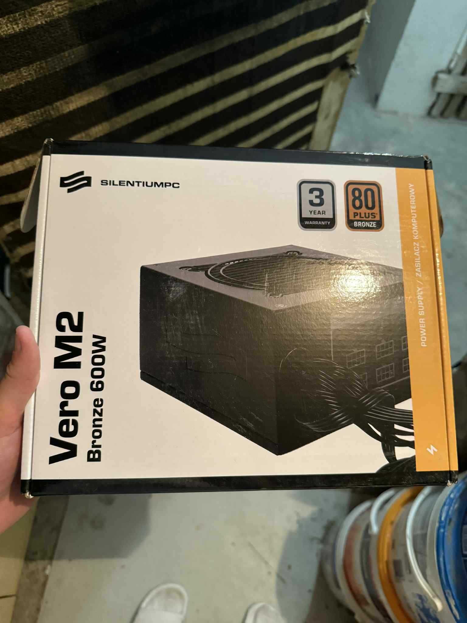 Komputer wraz z monitorem, myszką, klawiaturą