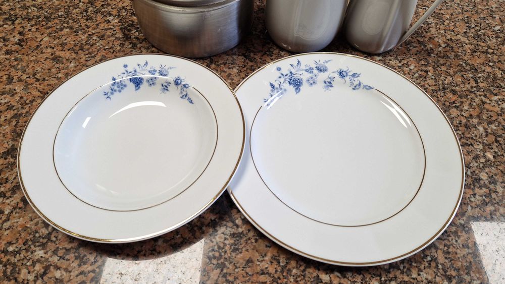 tachos, travessas, jarros, pratos