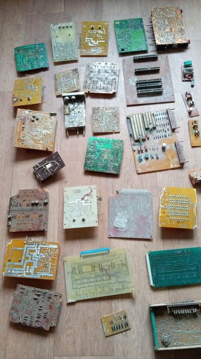 Ящик 4. Електронні плати з радянською електронікою