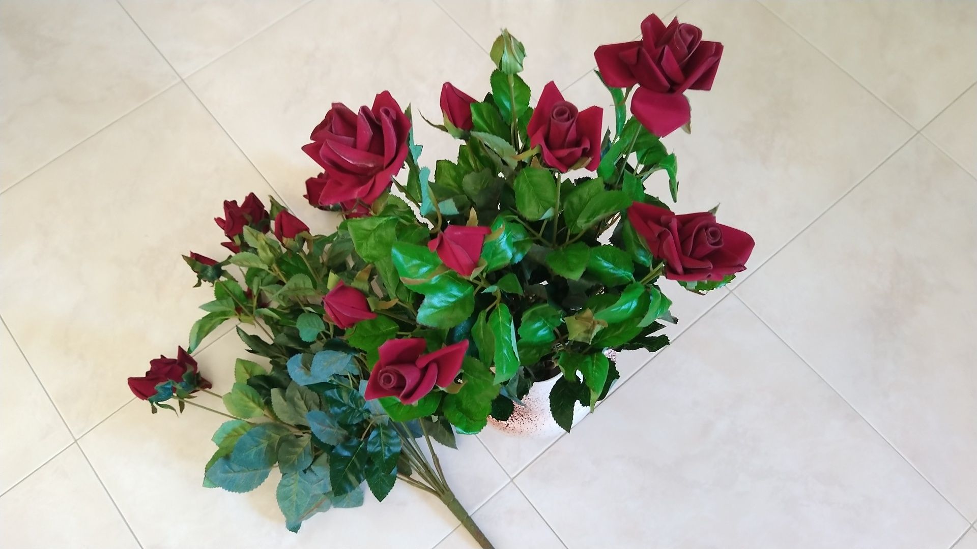 Flores artificiais rosas em veludo