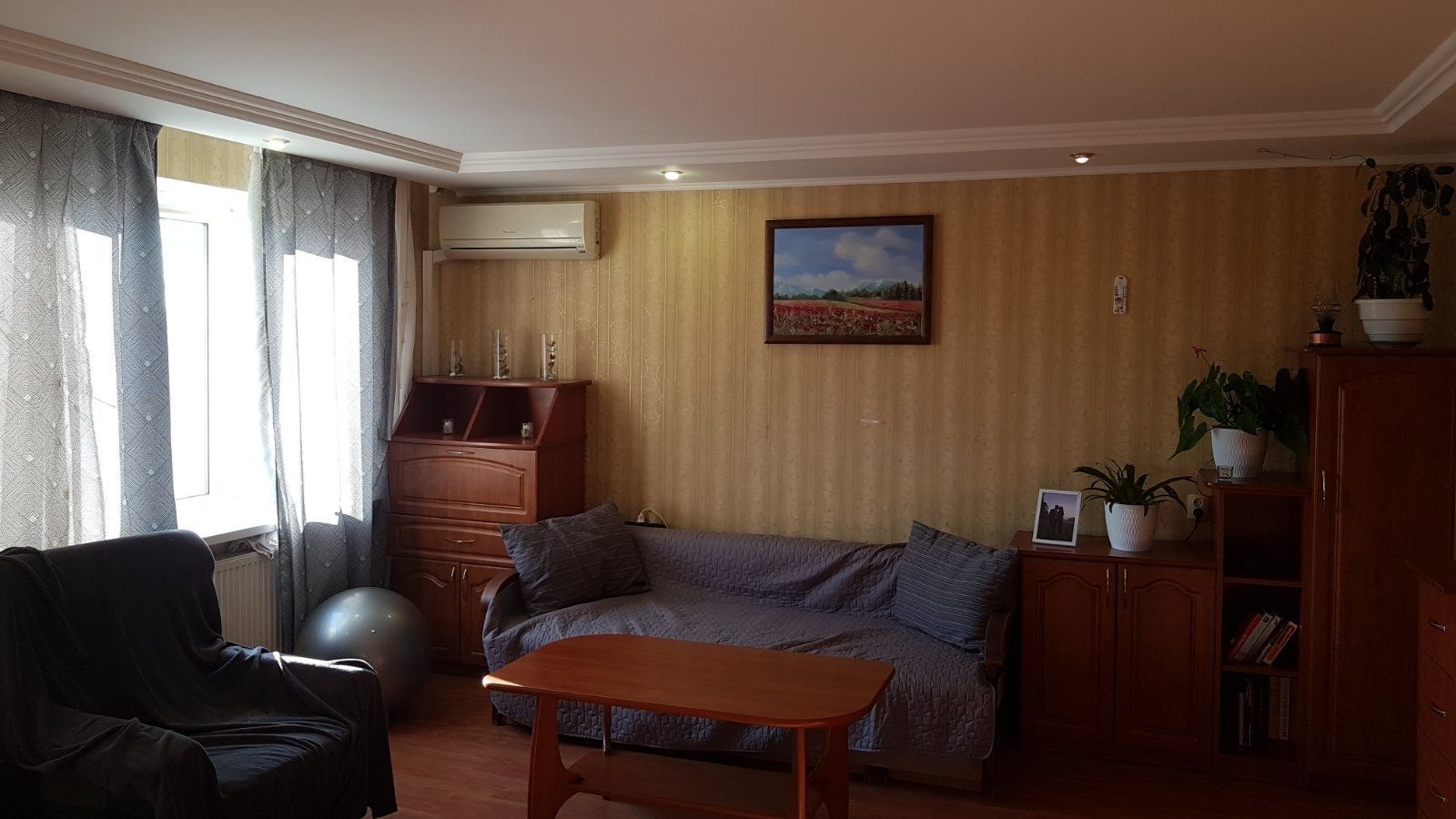 Терміново продається 3-кімнатна квартира в центрі Ужгорода.
