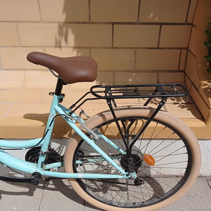 Bicicleta clássica de cidade para jovem senhora.