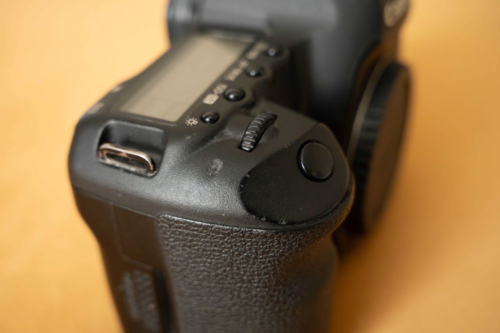 Canon 5D Mark II + 20mm 2.8 +  50mm 1.4 + 70-300mm +Speedlite 580EX II