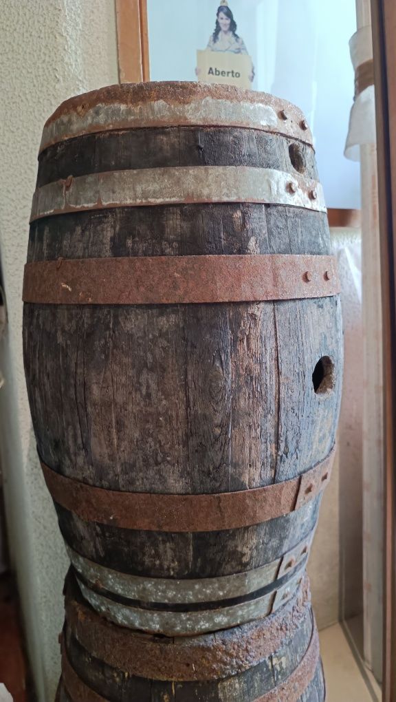 2 barris de madeira