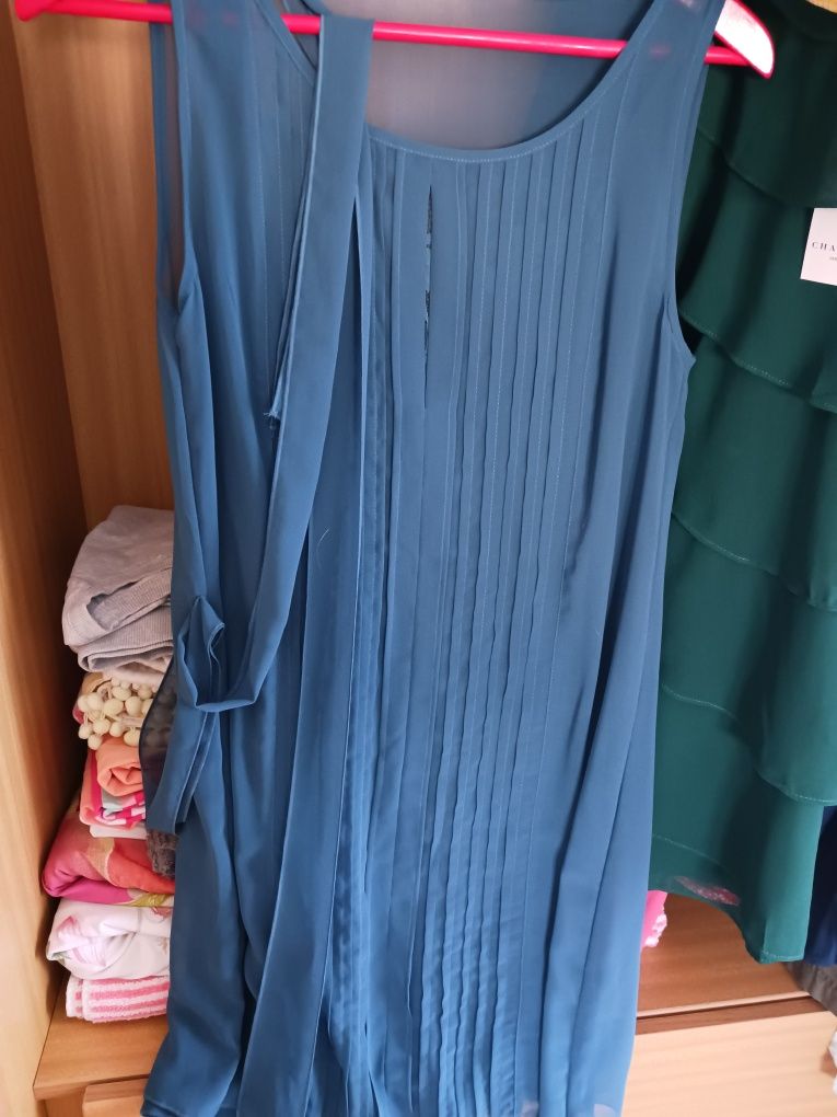 Vestidos diversos verde e azul