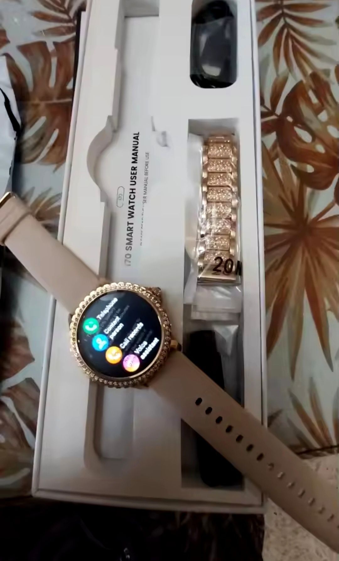 Złoty smartwatch z cyrkoniami