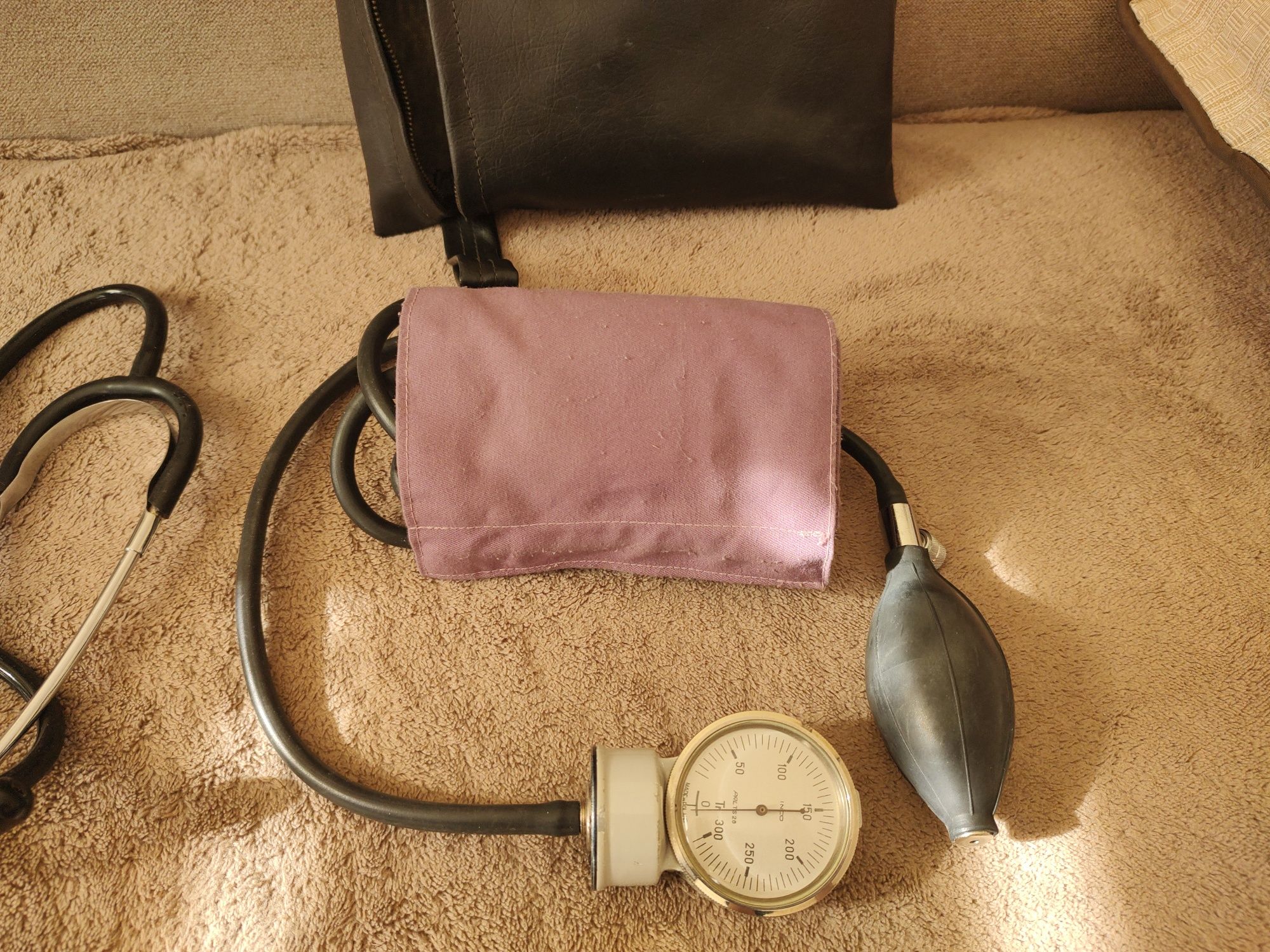 Polski klasyczny miernik ciśnienia+dwa stetoskopy+torba firmowa