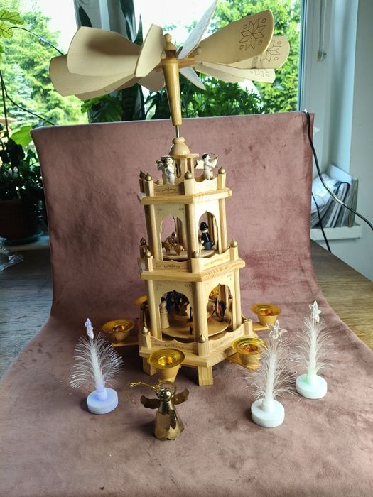 Stara drewniana szopka świąteczna wieża ruchoma