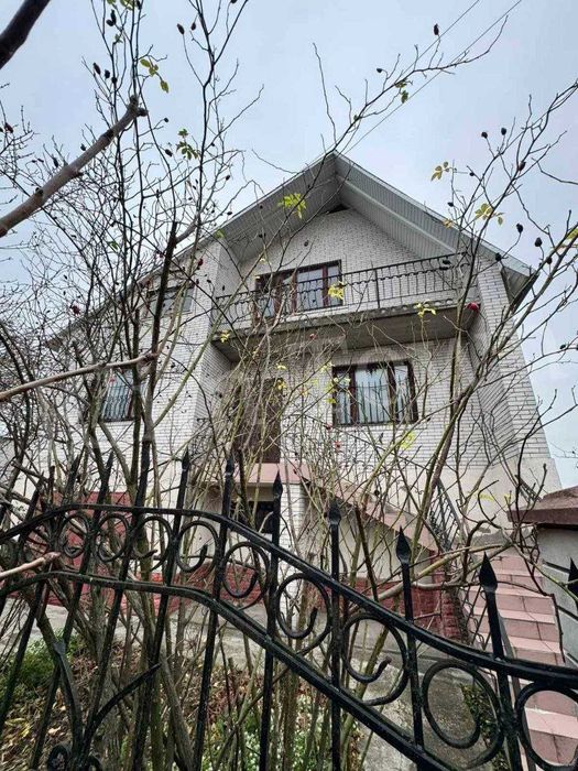 Продаж будинку в р-ні університету