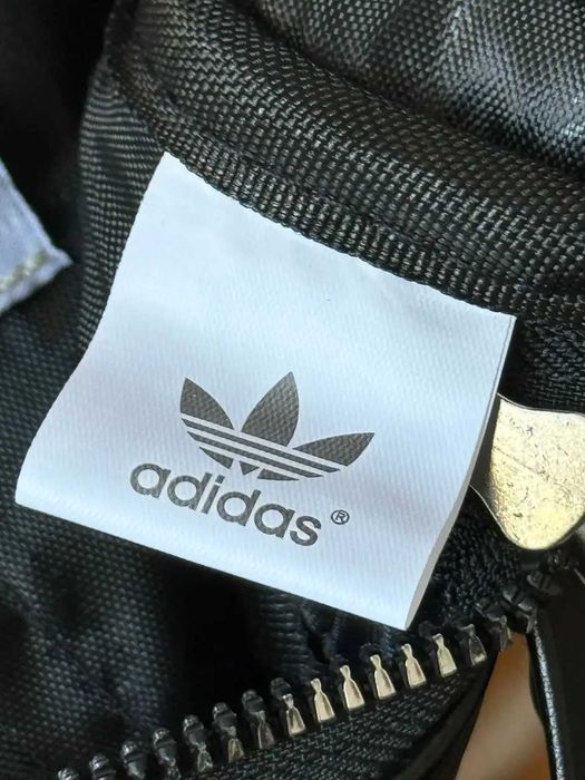 Сумка через плече Adidas у чорному кольорі.