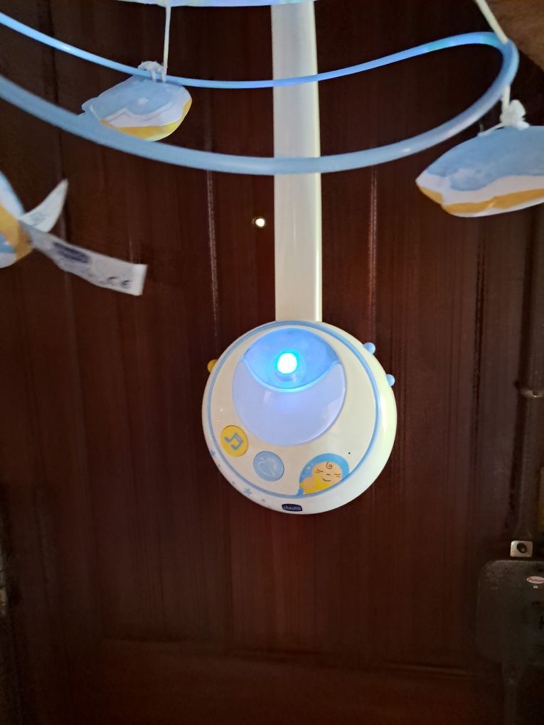 Brinquedo adaptável  para cama de criança, com música