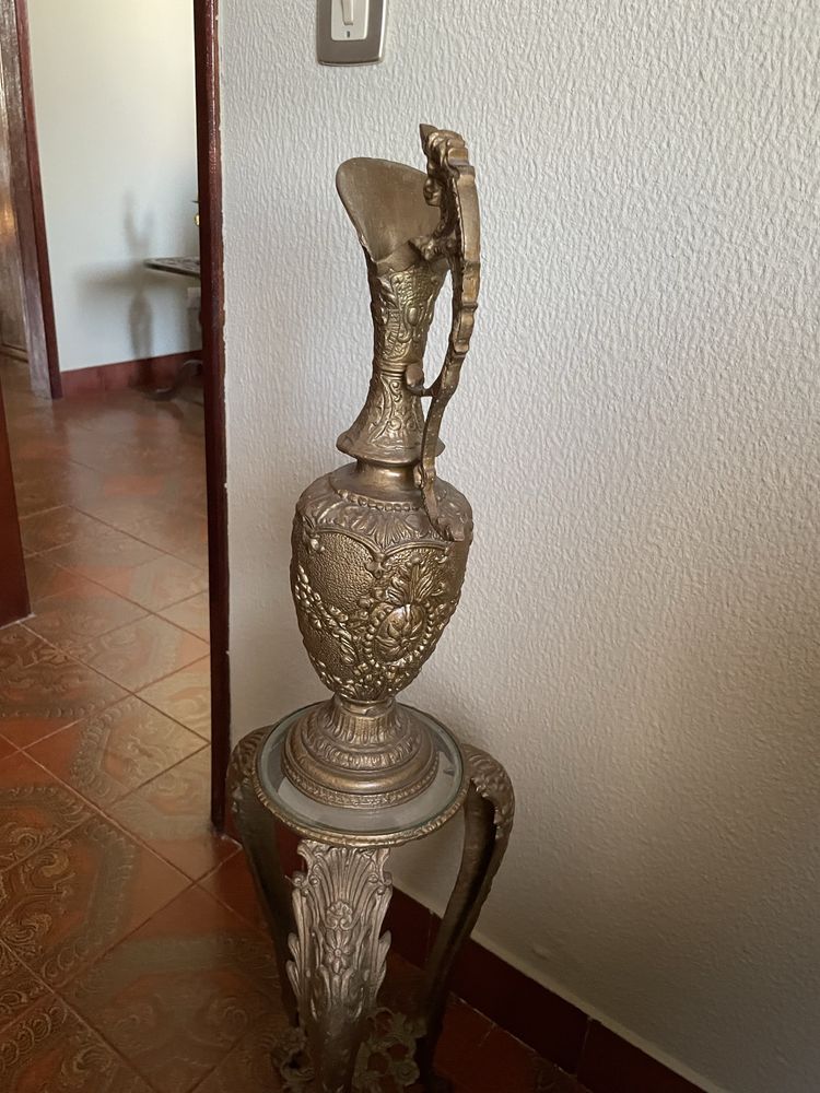 Mesa em Latão com Jarrão