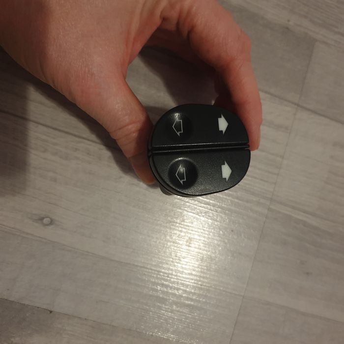 Przełącznik podnośnik szyby Ford Fiesta MK6