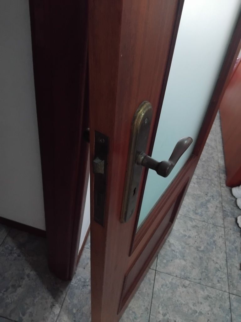 Porta castanha com vidro basso