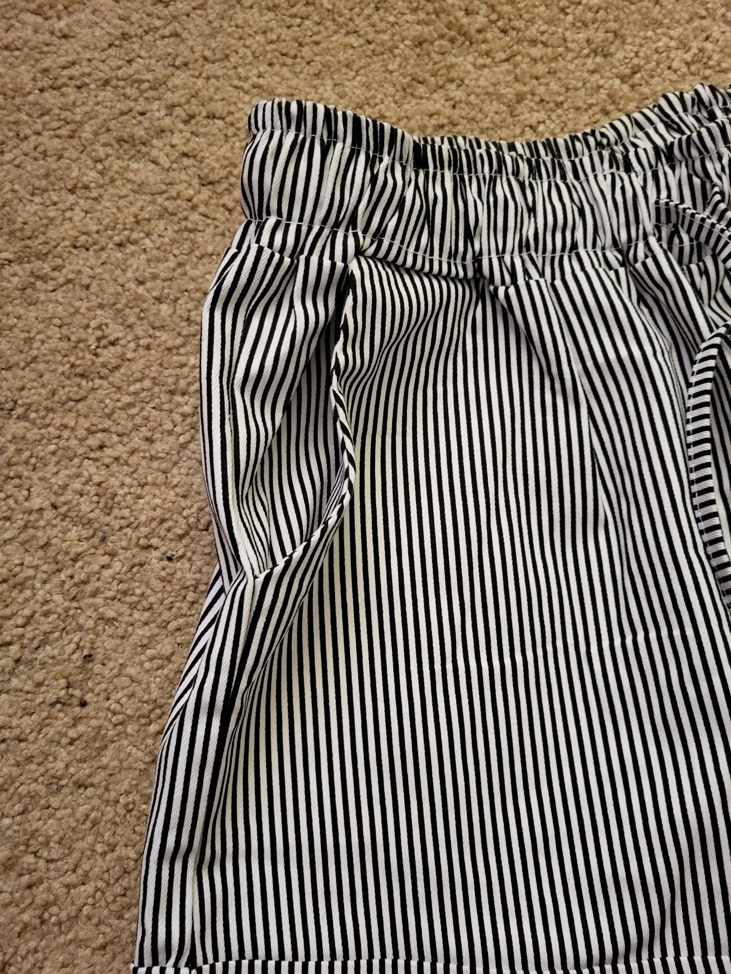 Жіночі шорти в смужку, з кишенями та  пояском, колір чорно-білий