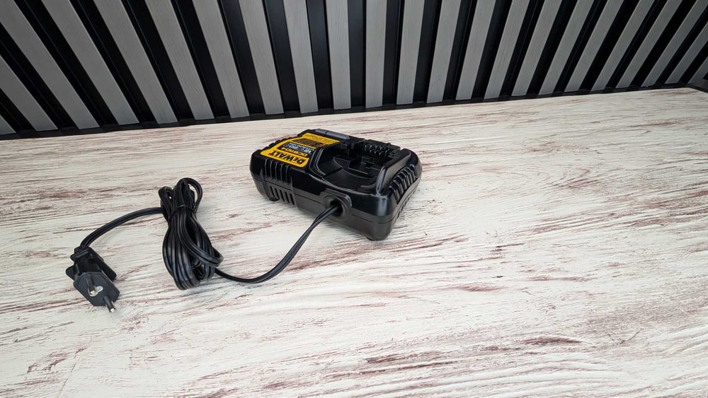 Зарядка DeWalt DCB1104 20V  220V