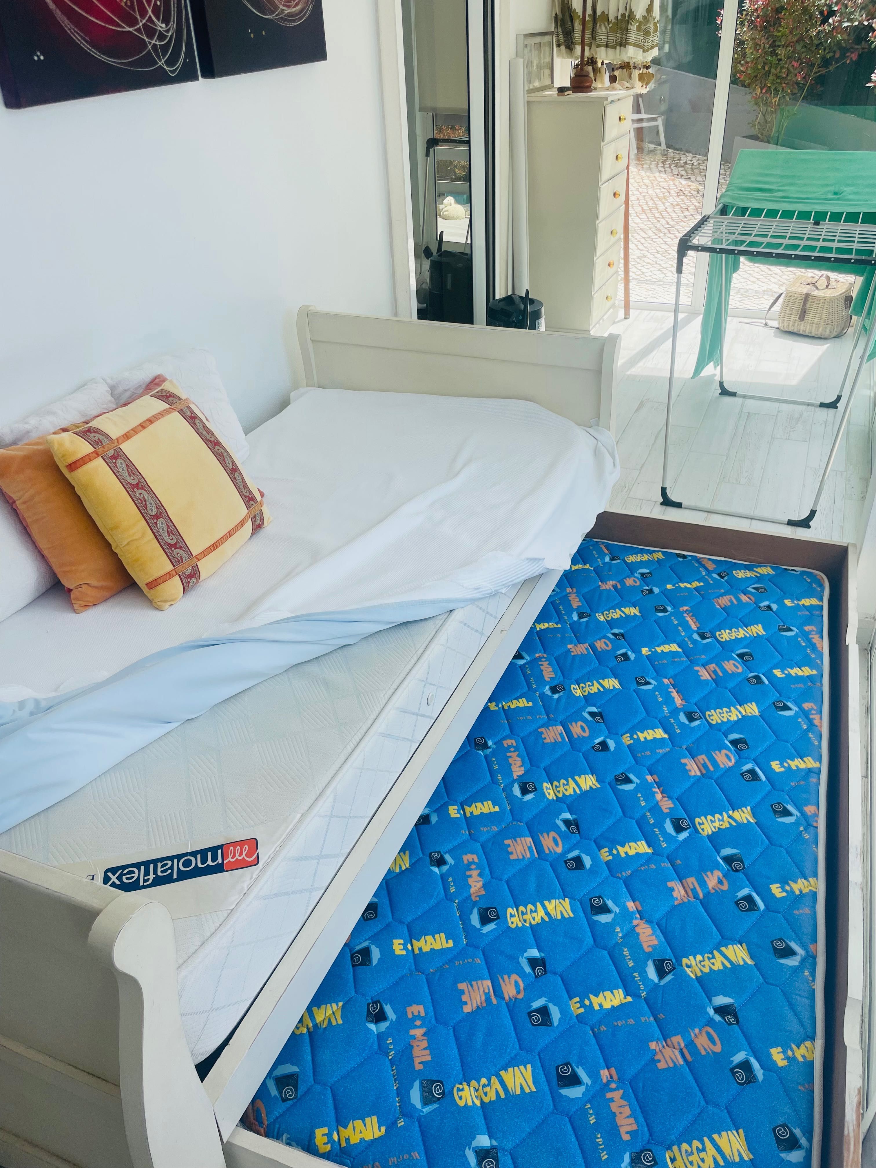 Cama individual com dois colchões  .