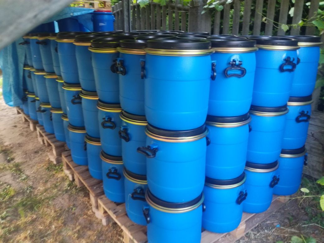 Sprzedam małe pojemniki plastikowe na zanęty, kiszoną kukurydzę itp.