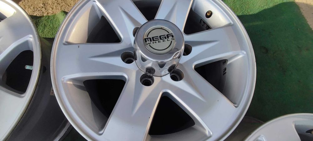 Felgi Aluminiowe 6x139.7  8Jx16 ET25  Jeep Nissan Komplet 4-szt