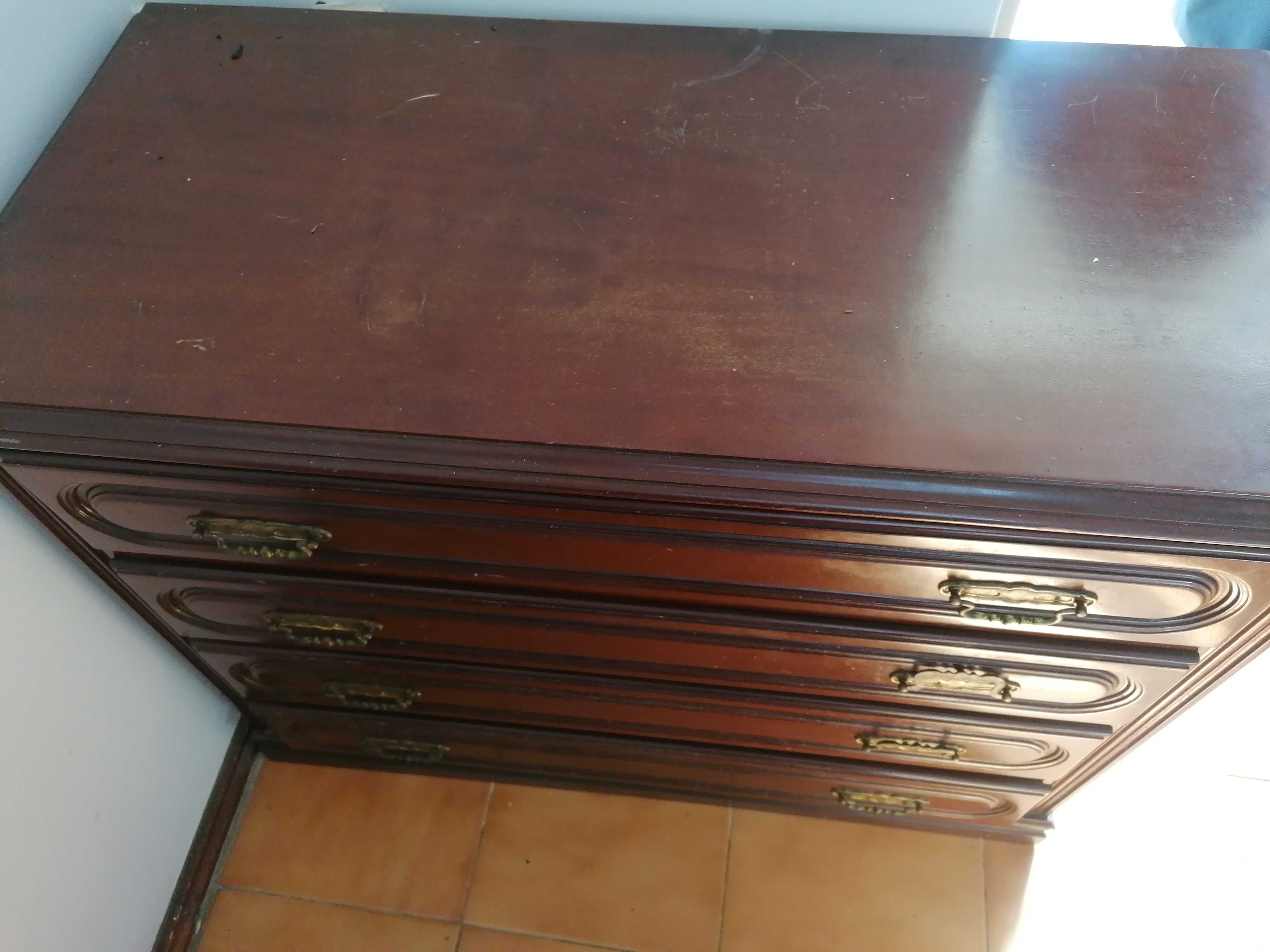 Vender-se cómoda em bom estado em madeira.