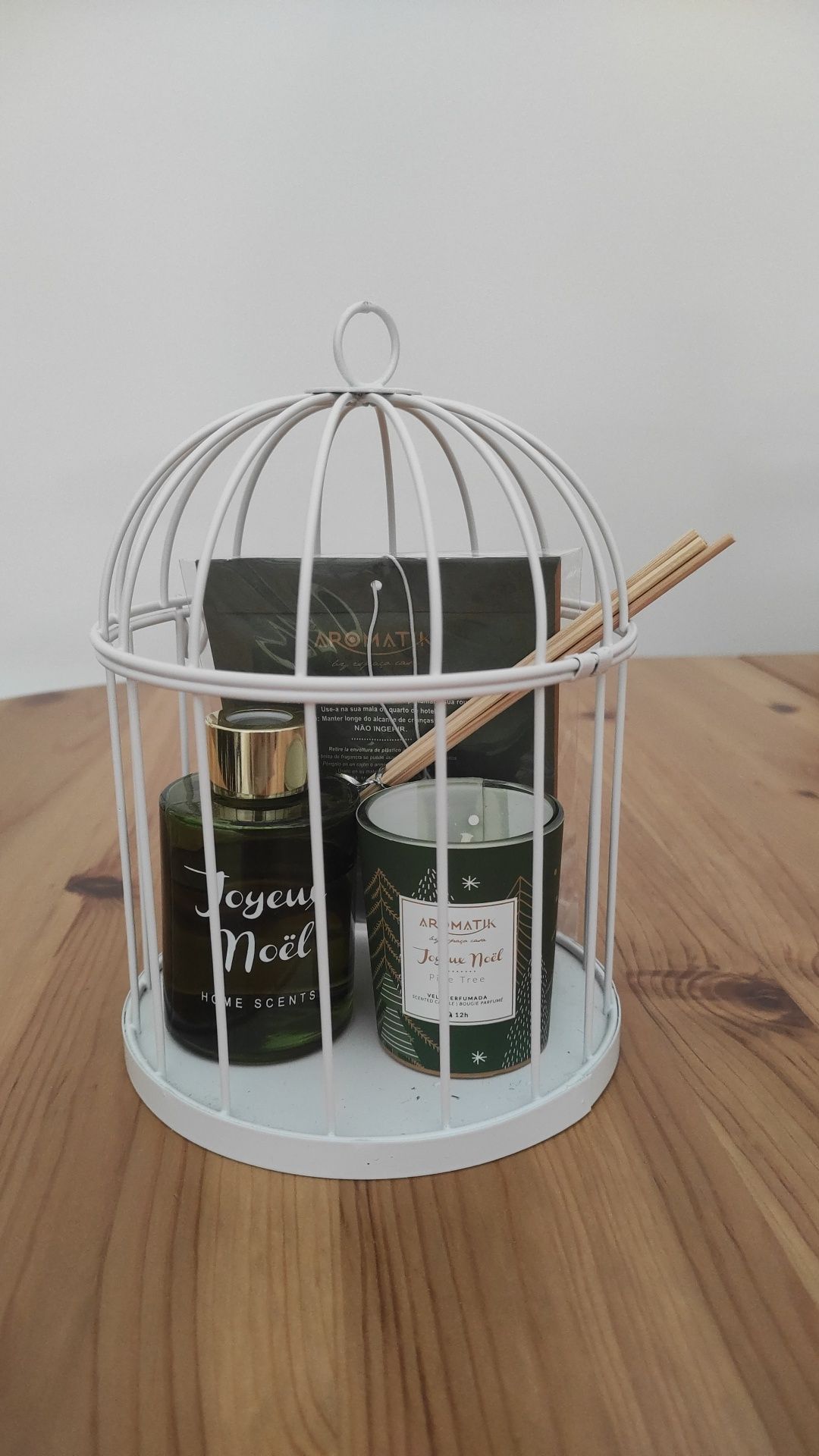 Conjunto vela e aromatotizadores decorativos.