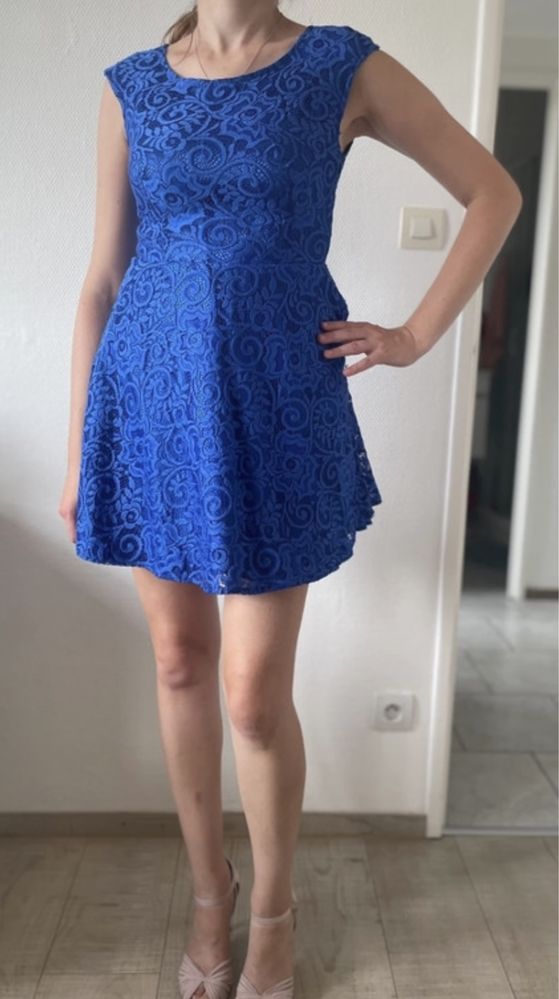Niebieska koronkowa sukienka