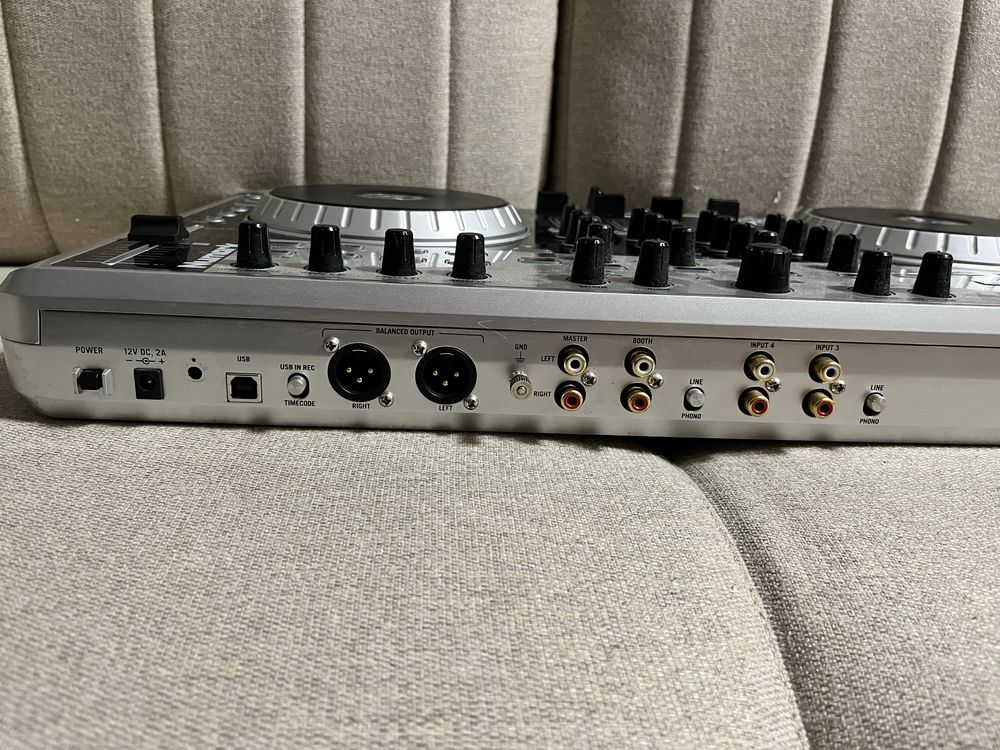 Numark N4 DJ kontroler
