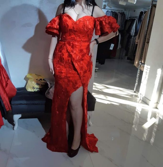 Яскрава червона сукня