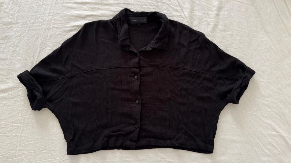 Camisa preta de manga curta