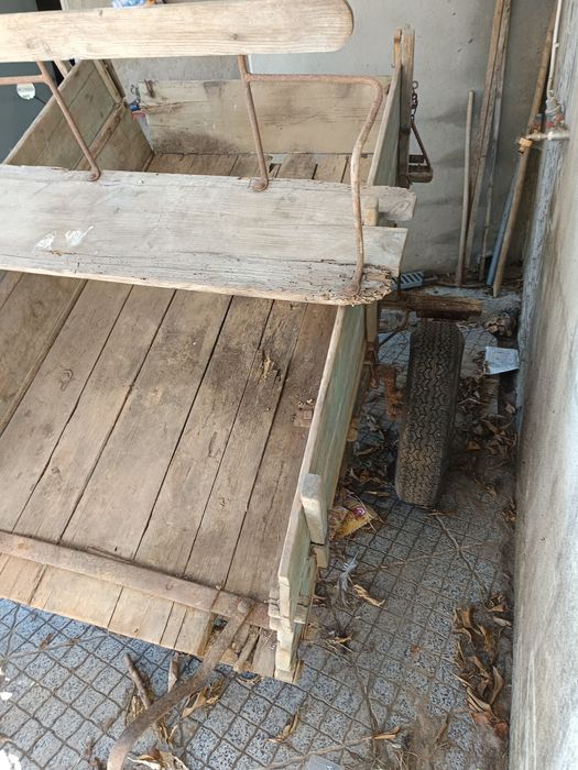 Carroça com antiguidade.