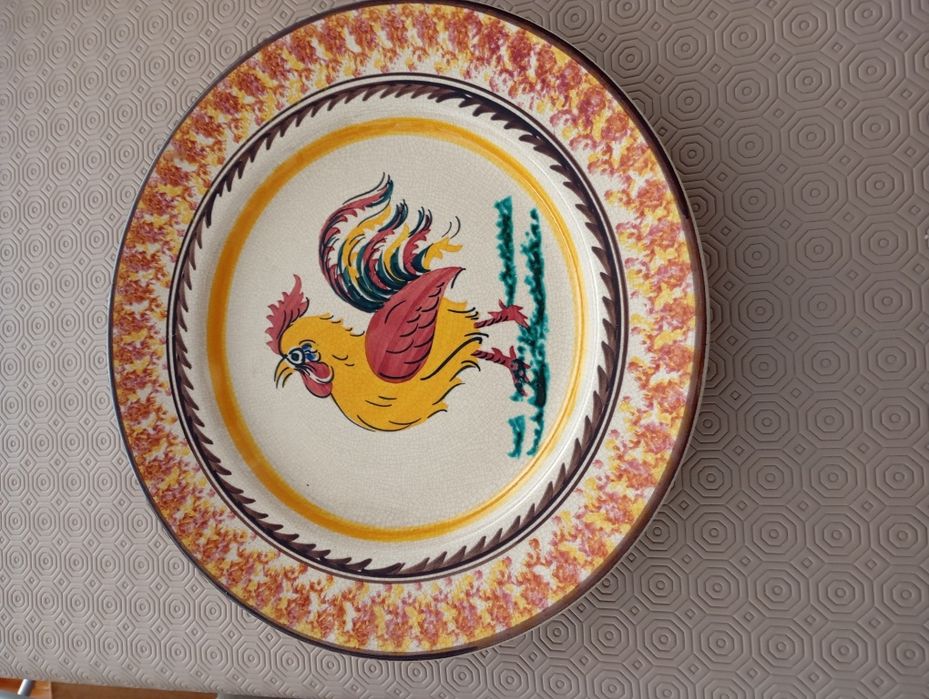 Prato em faiança portuguesa decoração com galo